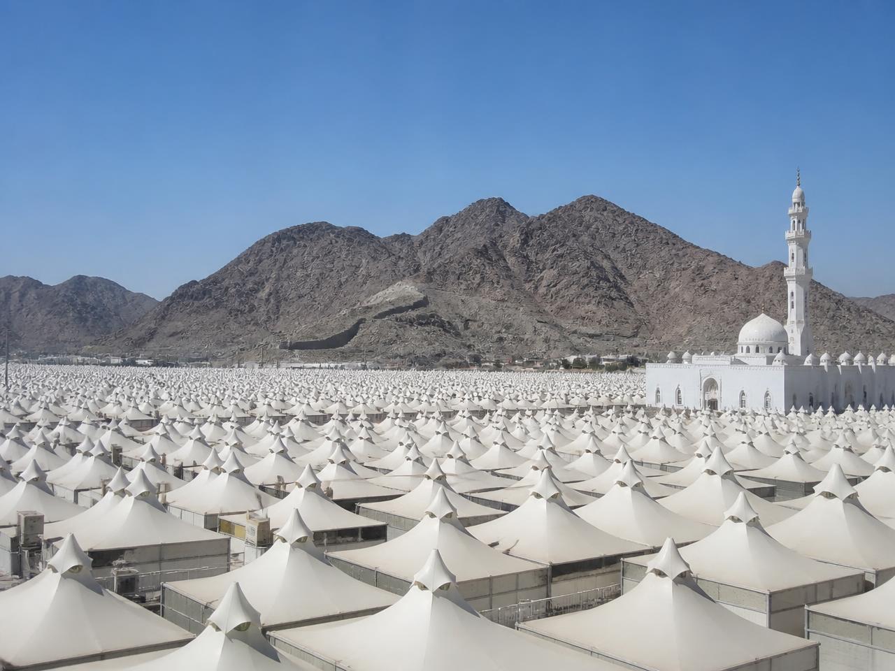 De vlakte van Arafat met witte tenten en Namira moskee